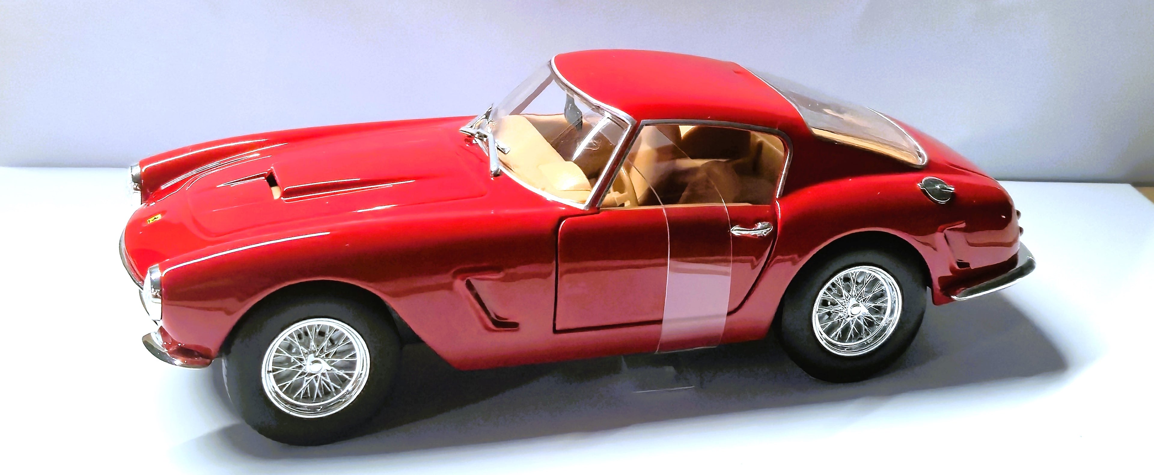 Ferrari GT Berlinetta Passo Corto 1/24 Diecast Model Car by Bburago
