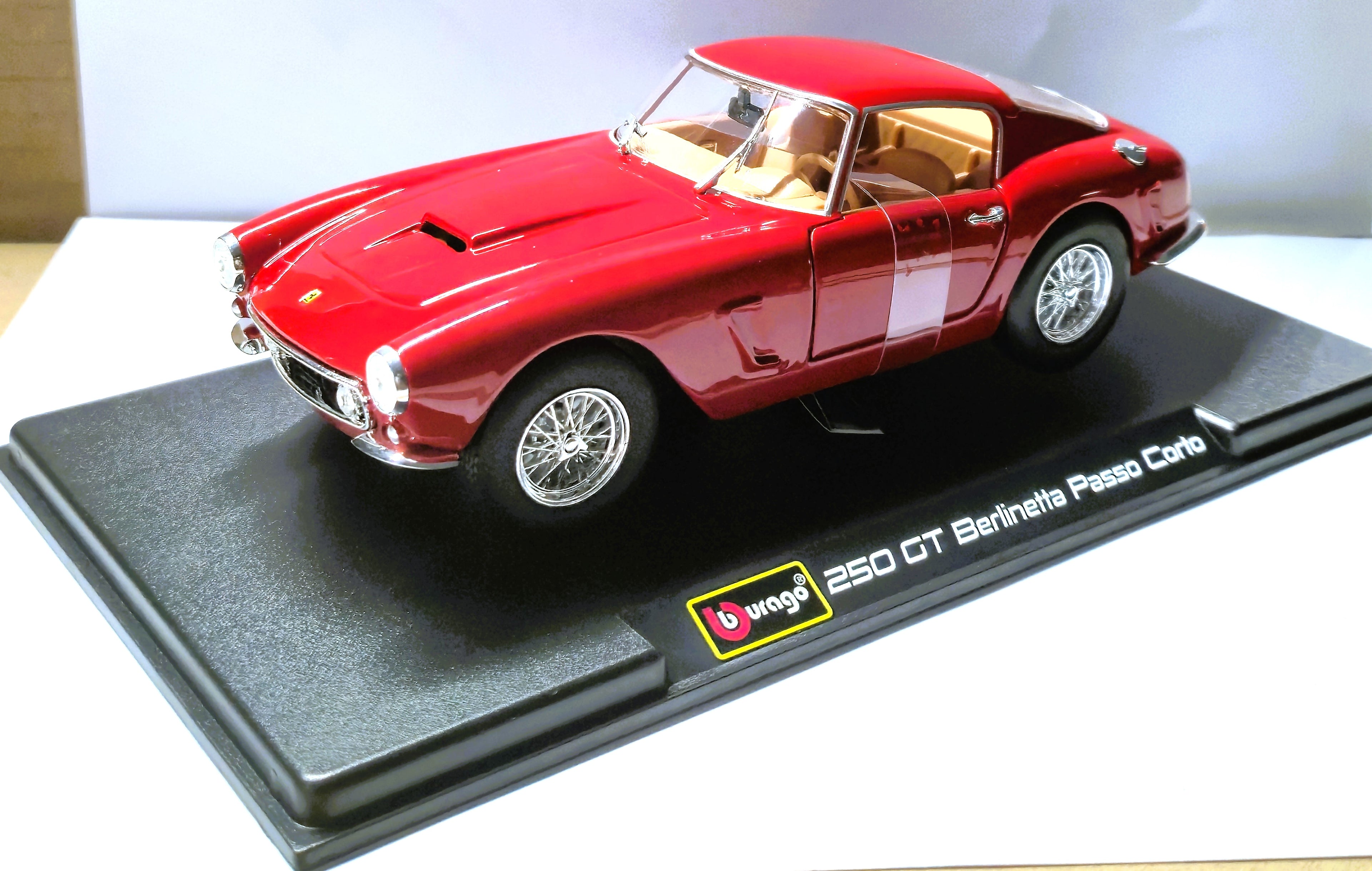 Ferrari GT Berlinetta Passo Corto 1/24 Diecast Model Car by Bburago