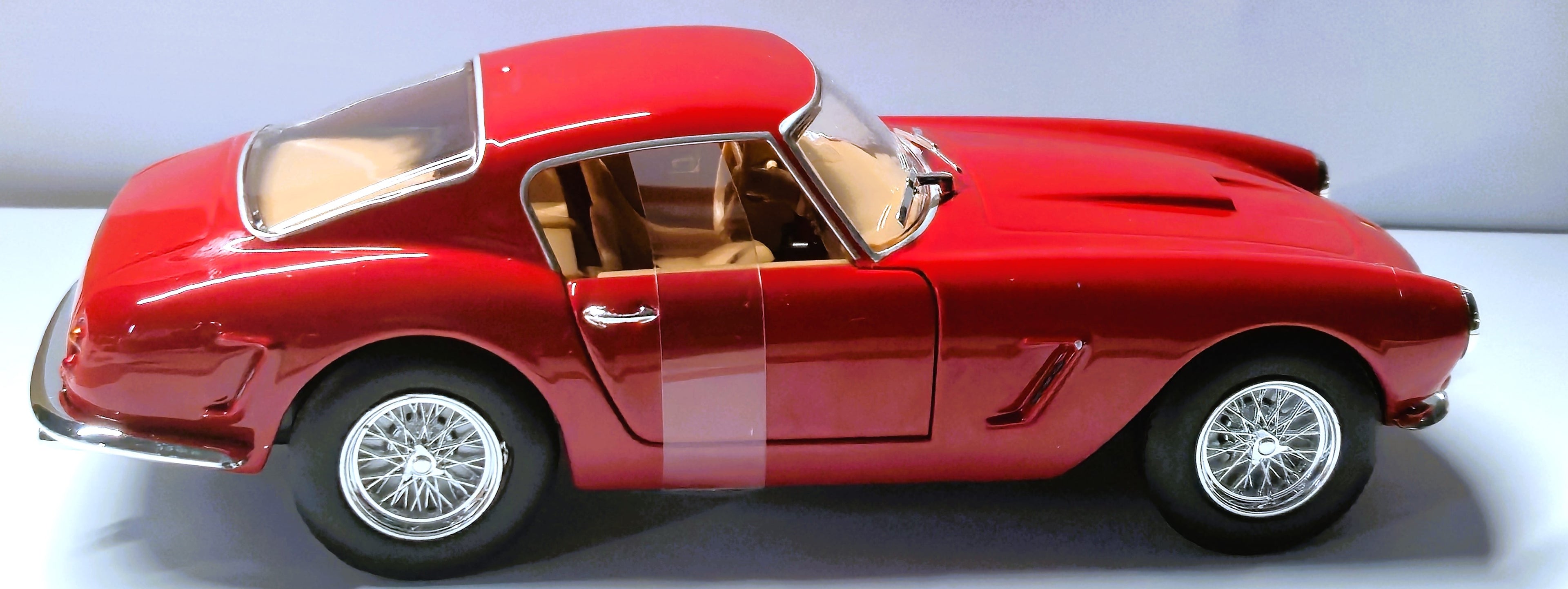 Ferrari GT Berlinetta Passo Corto 1/24 Diecast Model Car by Bburago