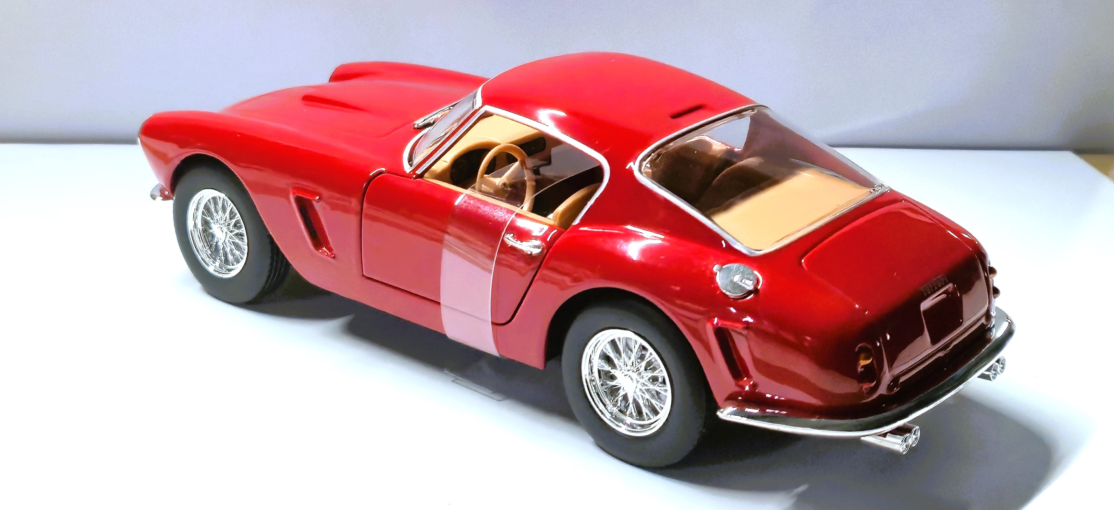 Ferrari GT Berlinetta Passo Corto 1/24 Diecast Model Car by Bburago