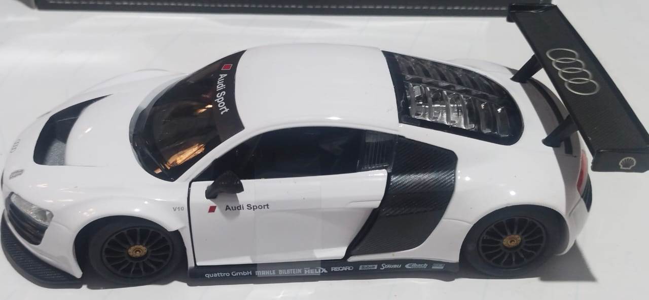 Rastar Audi R8 White diecast car 1/24 scale