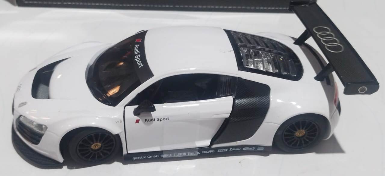 Rastar Audi R8 White diecast car 1/24 scale
