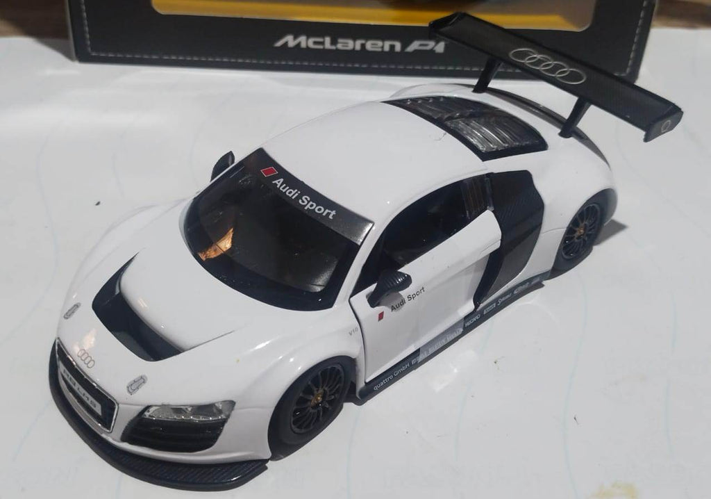 Rastar Audi R8 White diecast car 1/24 scale