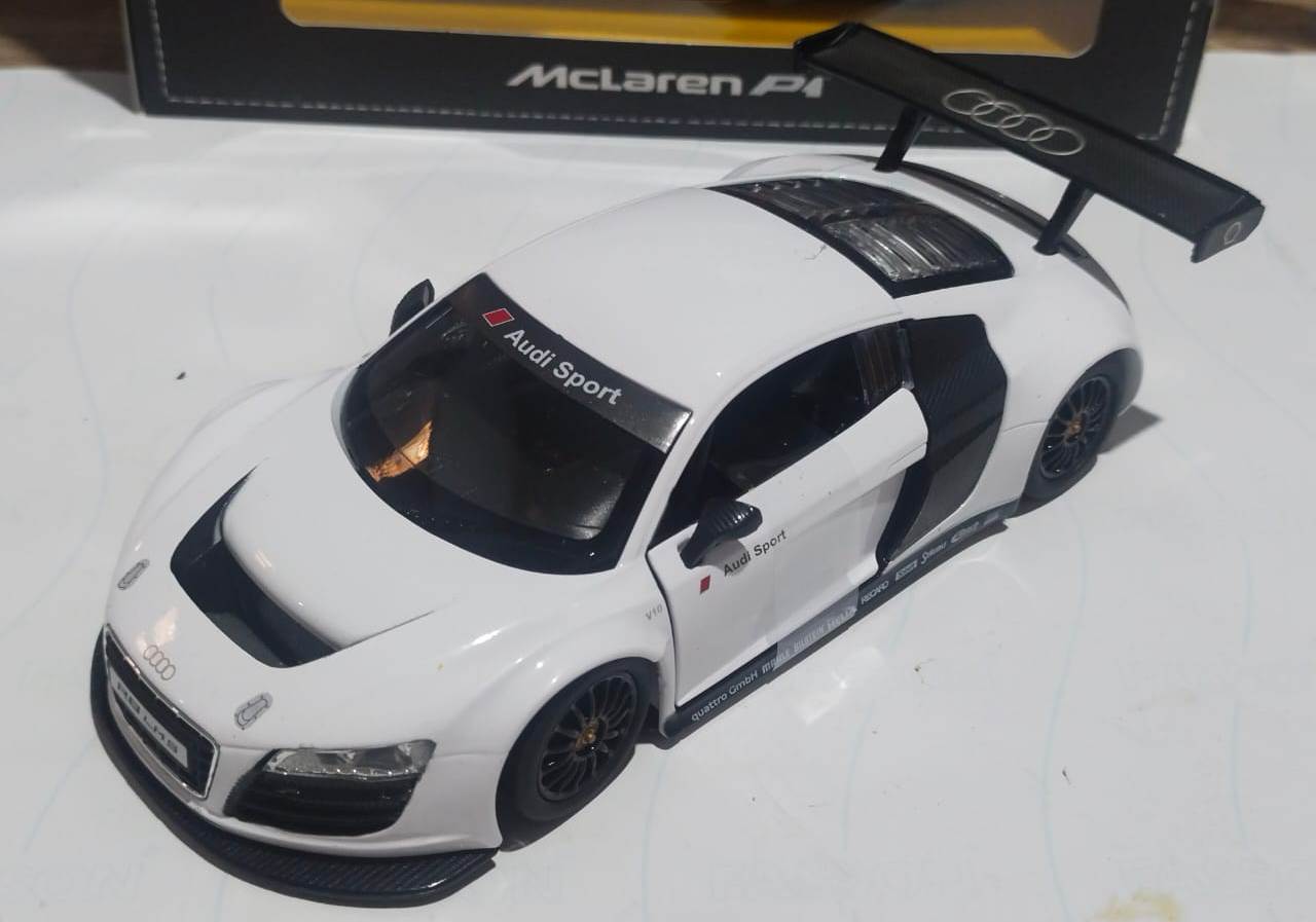 Rastar Audi R8 White diecast car 1/24 scale