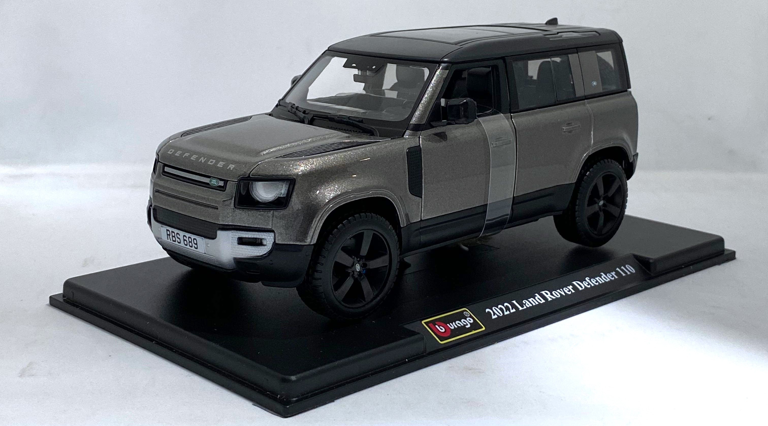 Bburago Land Rover Defender 2022 SIlver 1/24