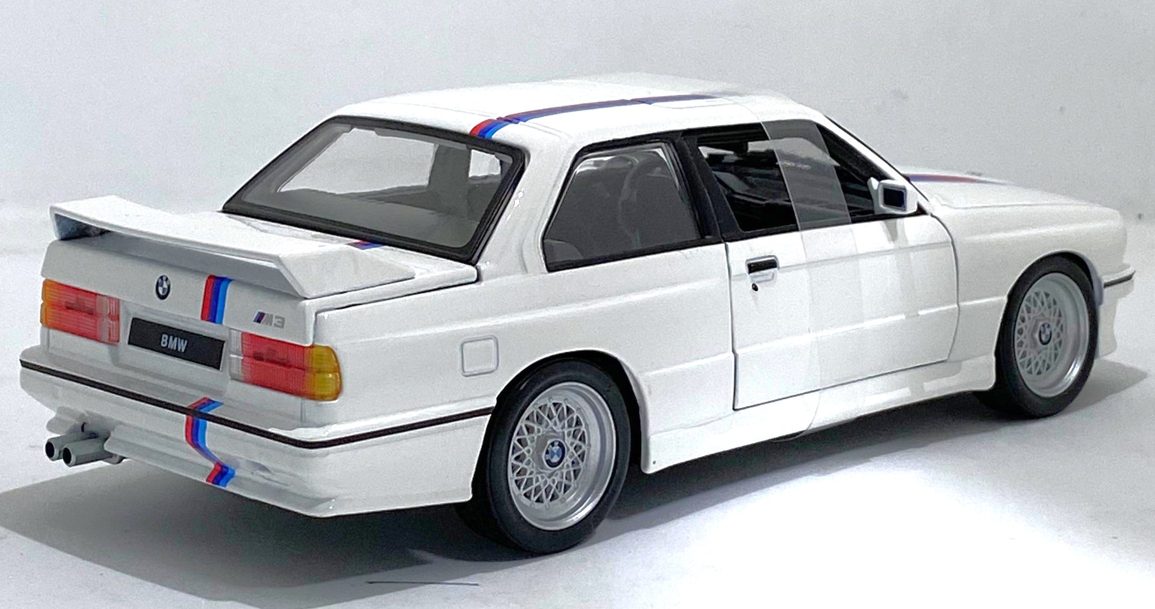 Bburago BMW M3 E30 series 1988 1/24