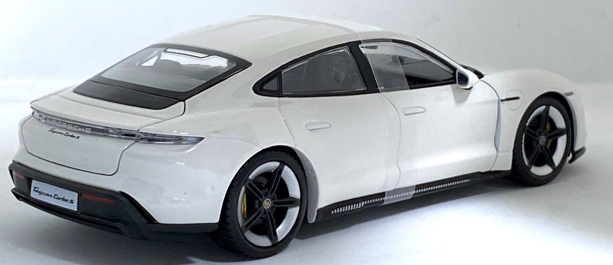 Bburago Porsche Taycan Turbo S white 1/24
