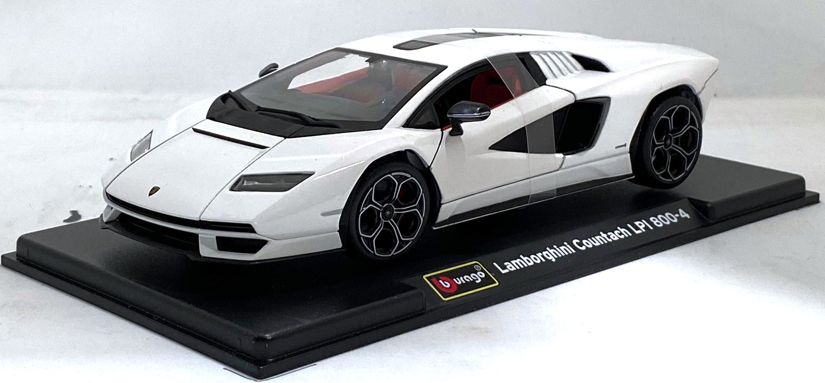 Bburago Lamborghini Countach LPI 800-4 White 1/24
