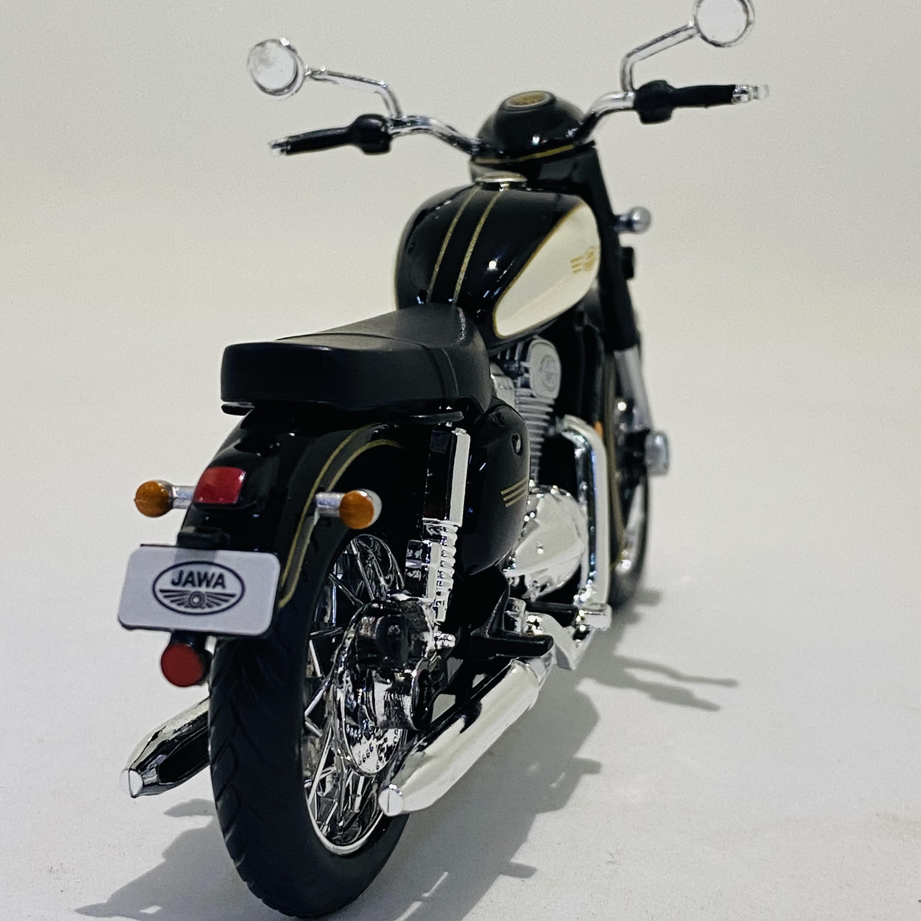 Jawa Classic 300 Black Chrome scale miniature model bike 1/18