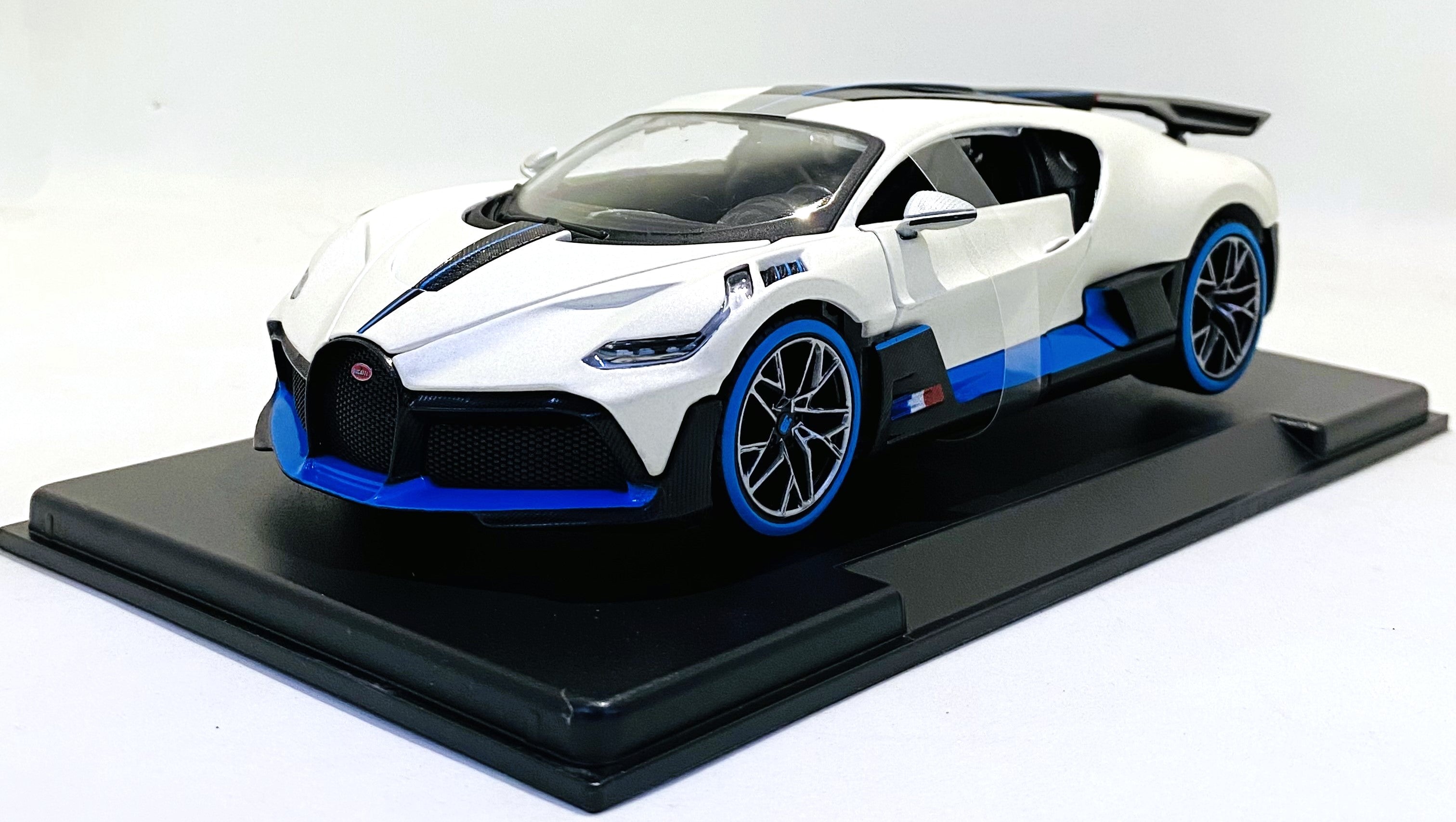 Maisto Bugatti Divo 1/24 White