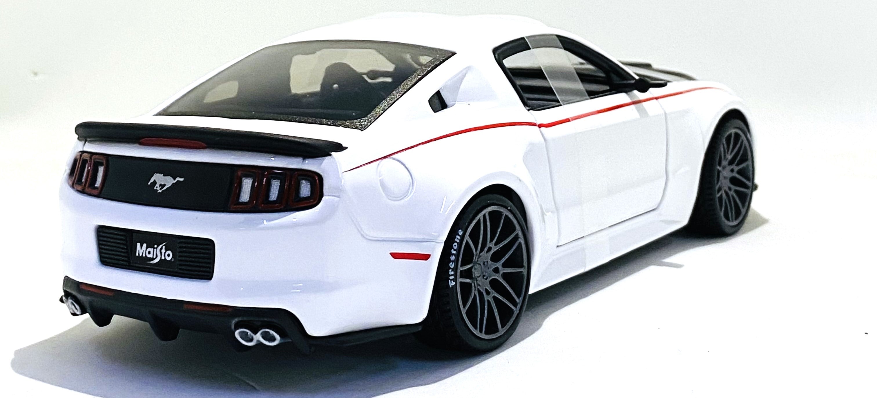 Maisto 2014 Ford Mustang Street Racer 1/24 White