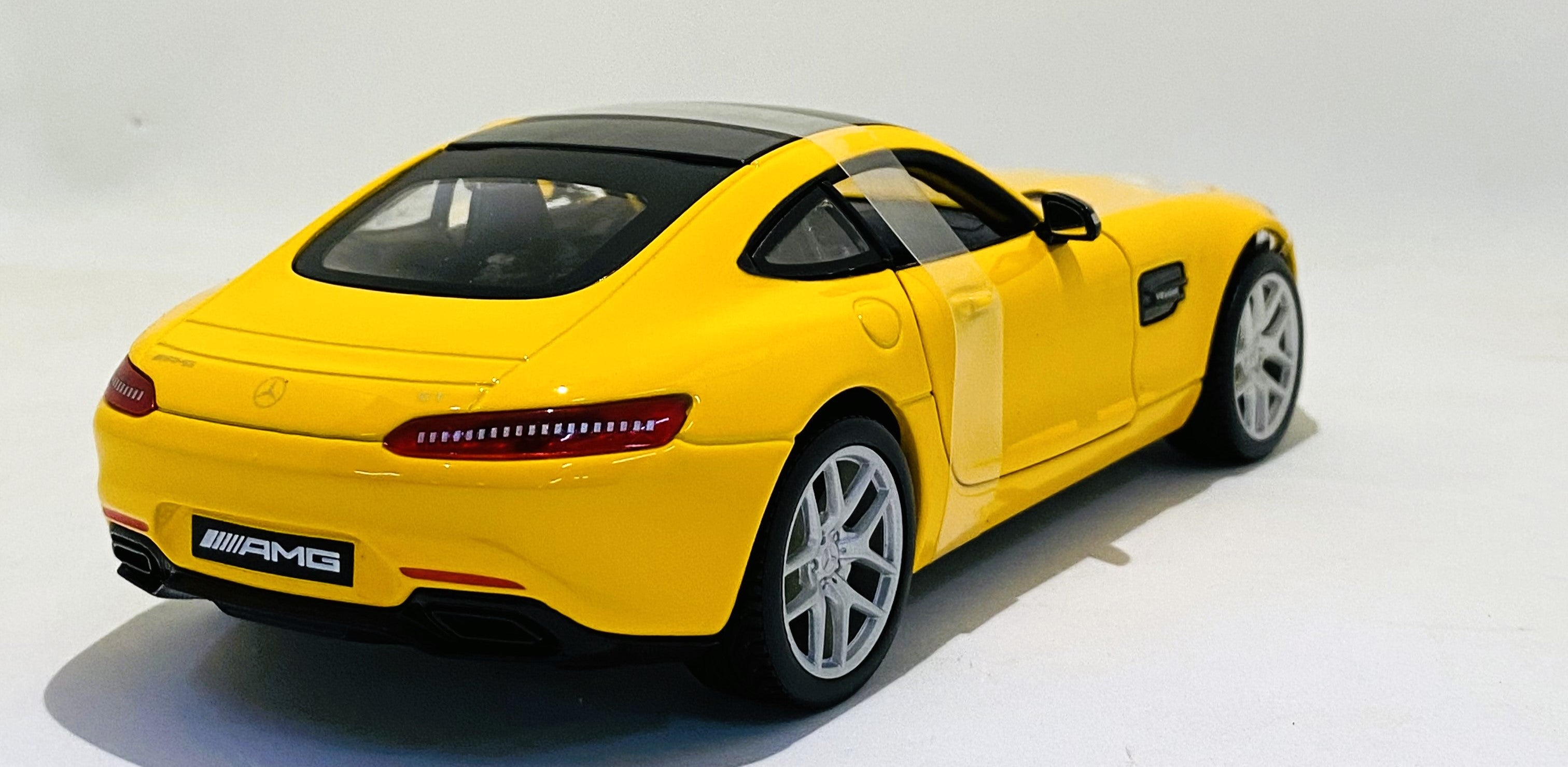 Maisto Mercedes Benz AMG GT 1/24 Yellow in acrylic case