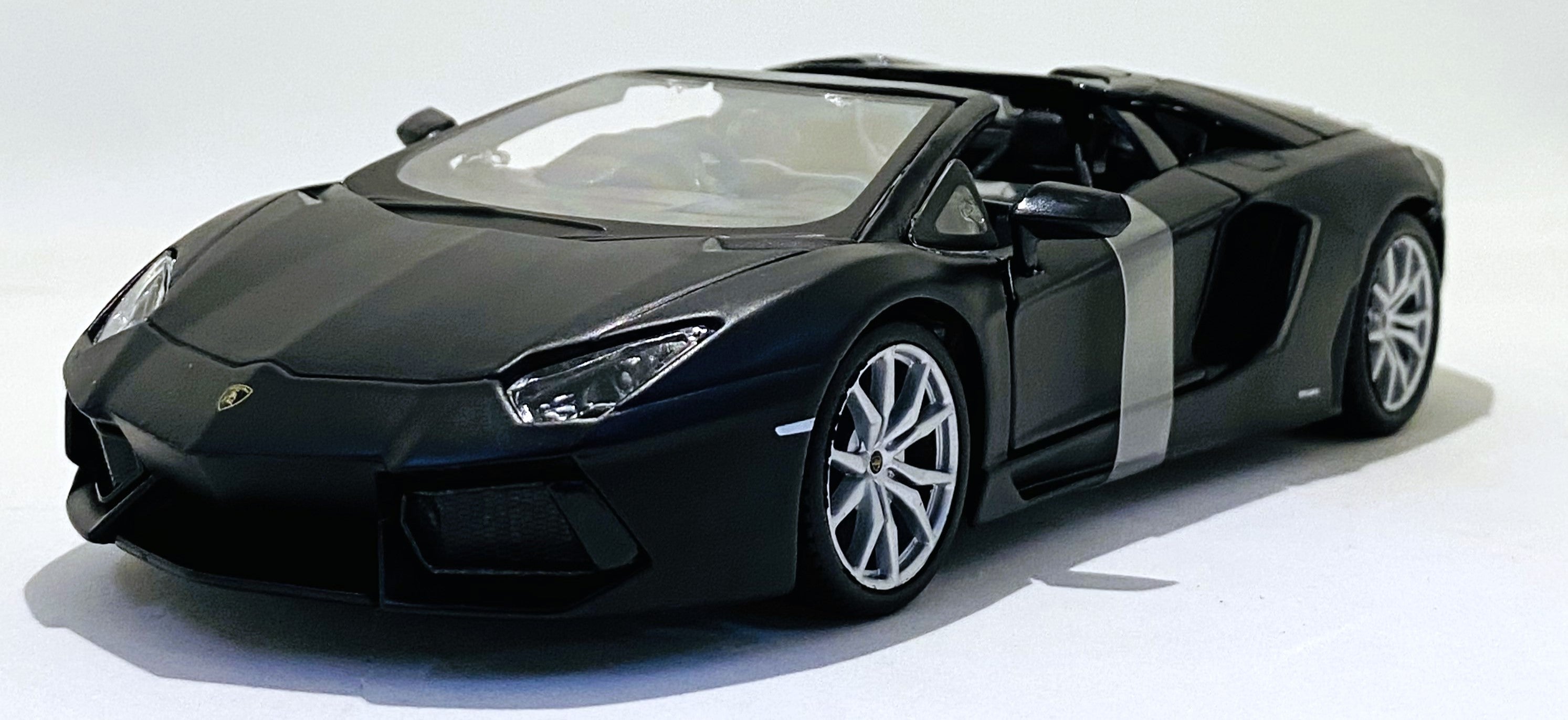 Maisto Lamborghini Aventador LP 700-4 Roadster 1/24 Matt Black