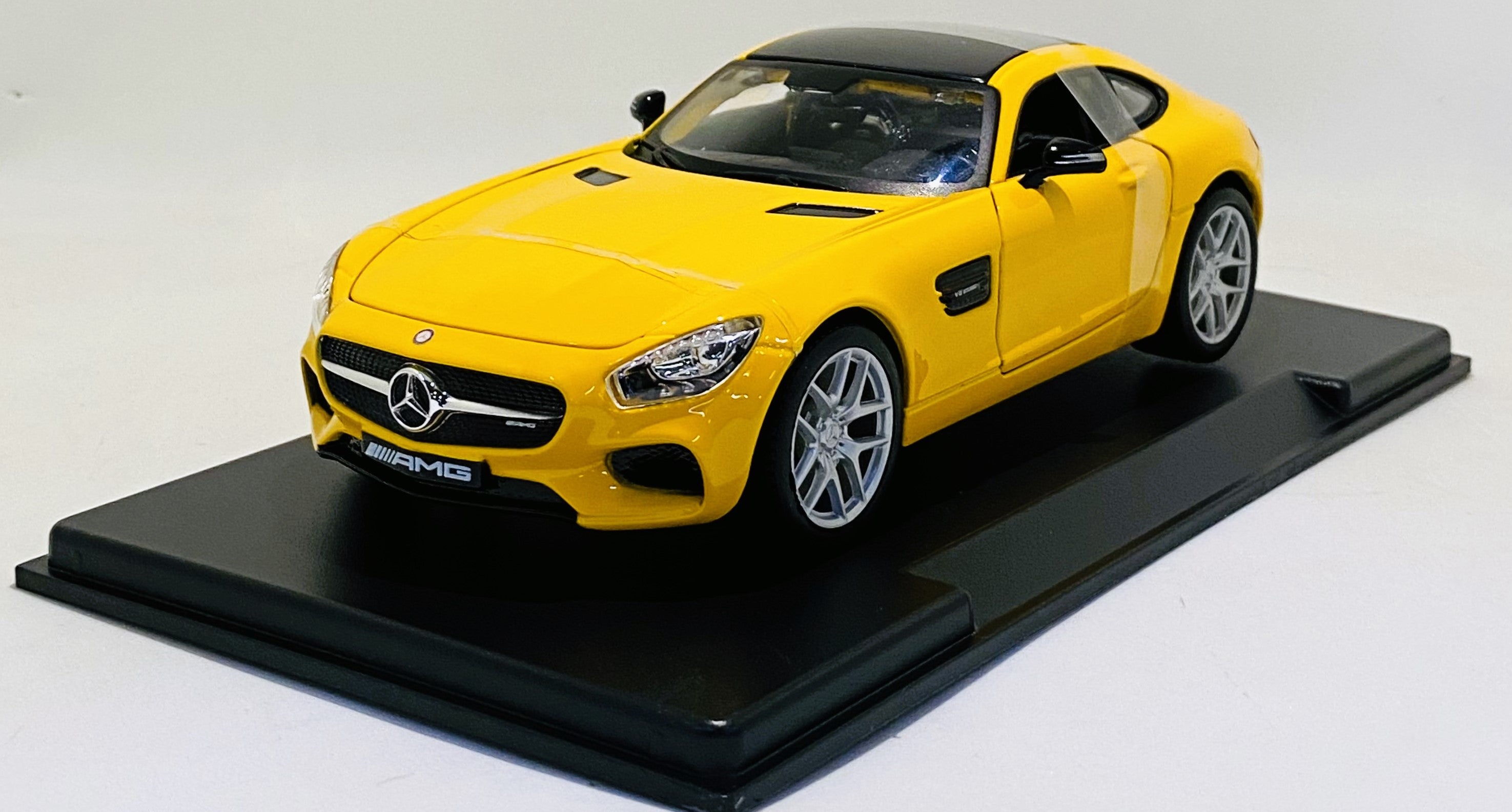 Maisto Mercedes Benz AMG GT 1/24 Yellow in acrylic case