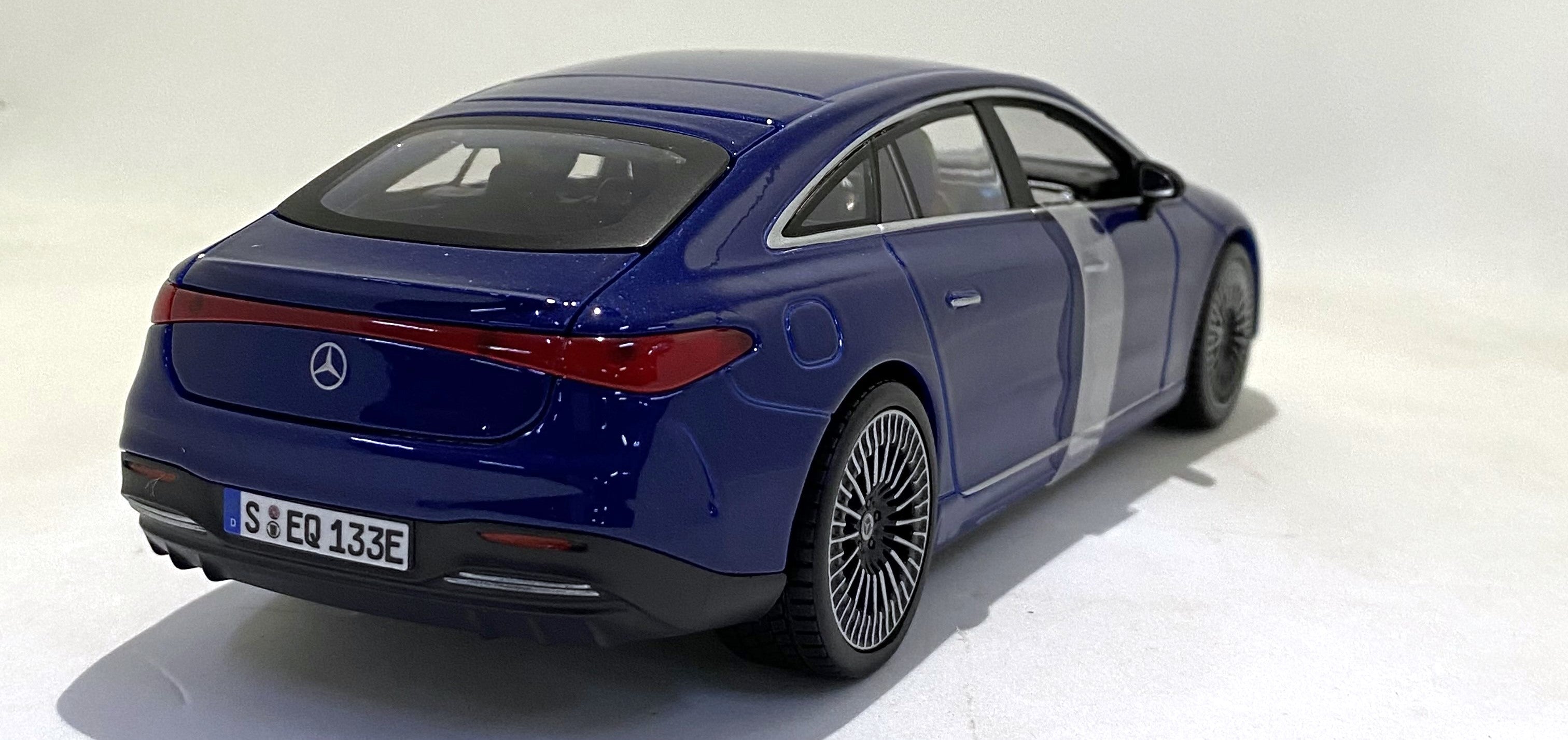 Maisto EQS by Mercedes EQ 1/27 Blue