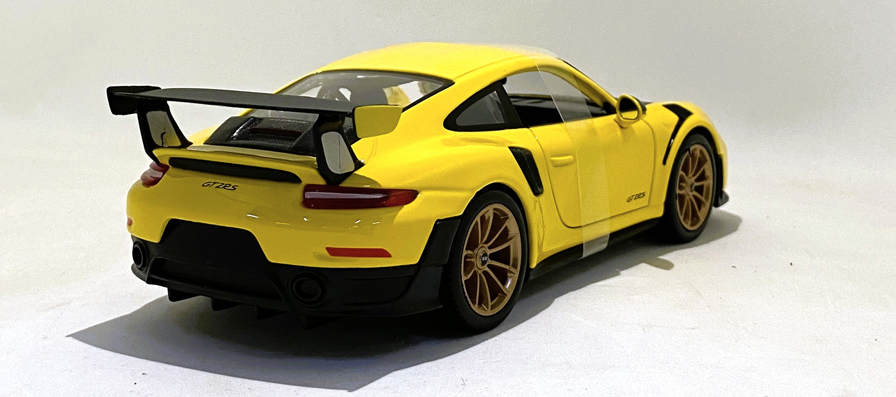 Maisto Porsche 911 GT2 RS 1/24 Yellow with acrylic case