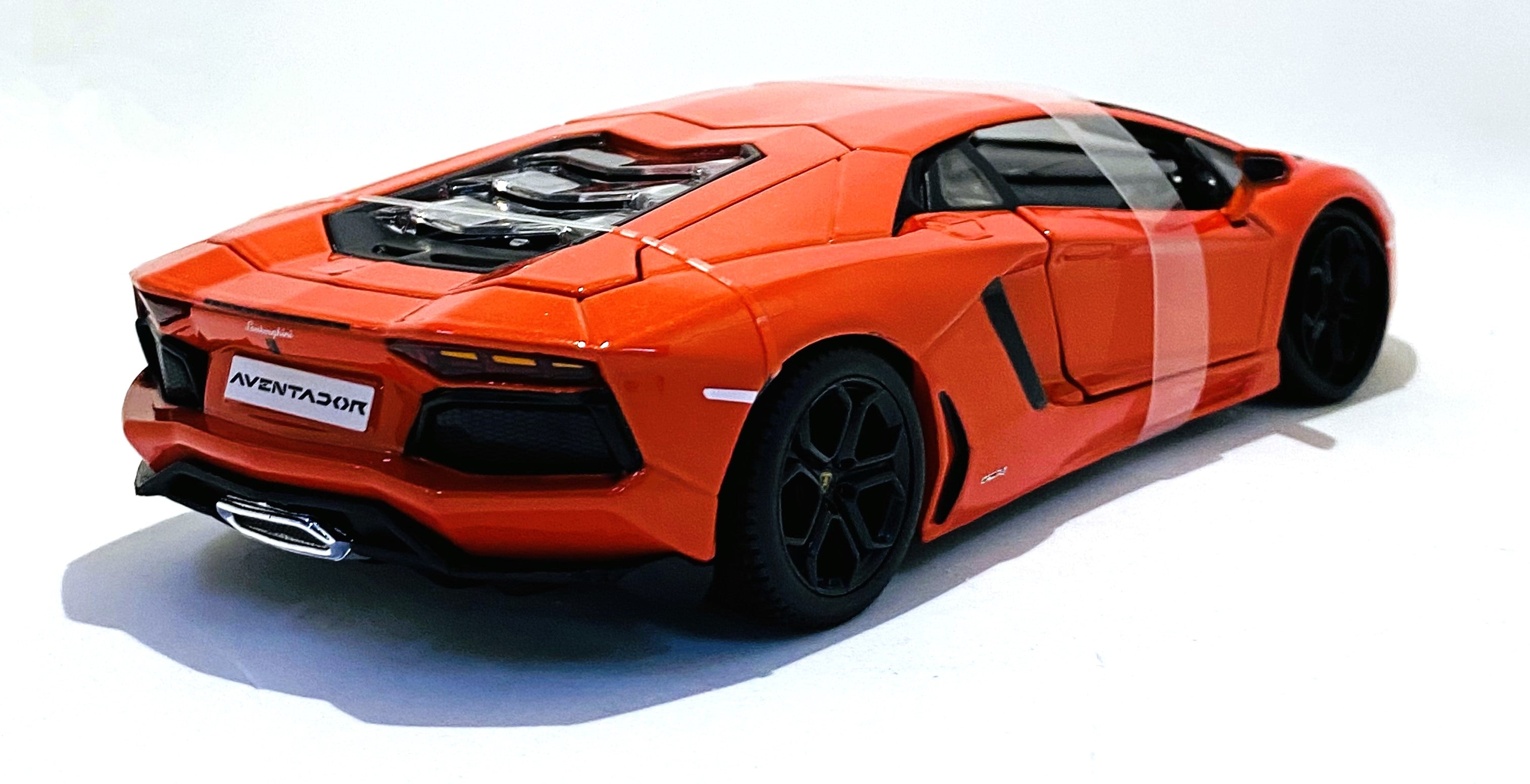 Maisto Lamborghini Aventador LP 700-4 1/24 Orange in acrylic case