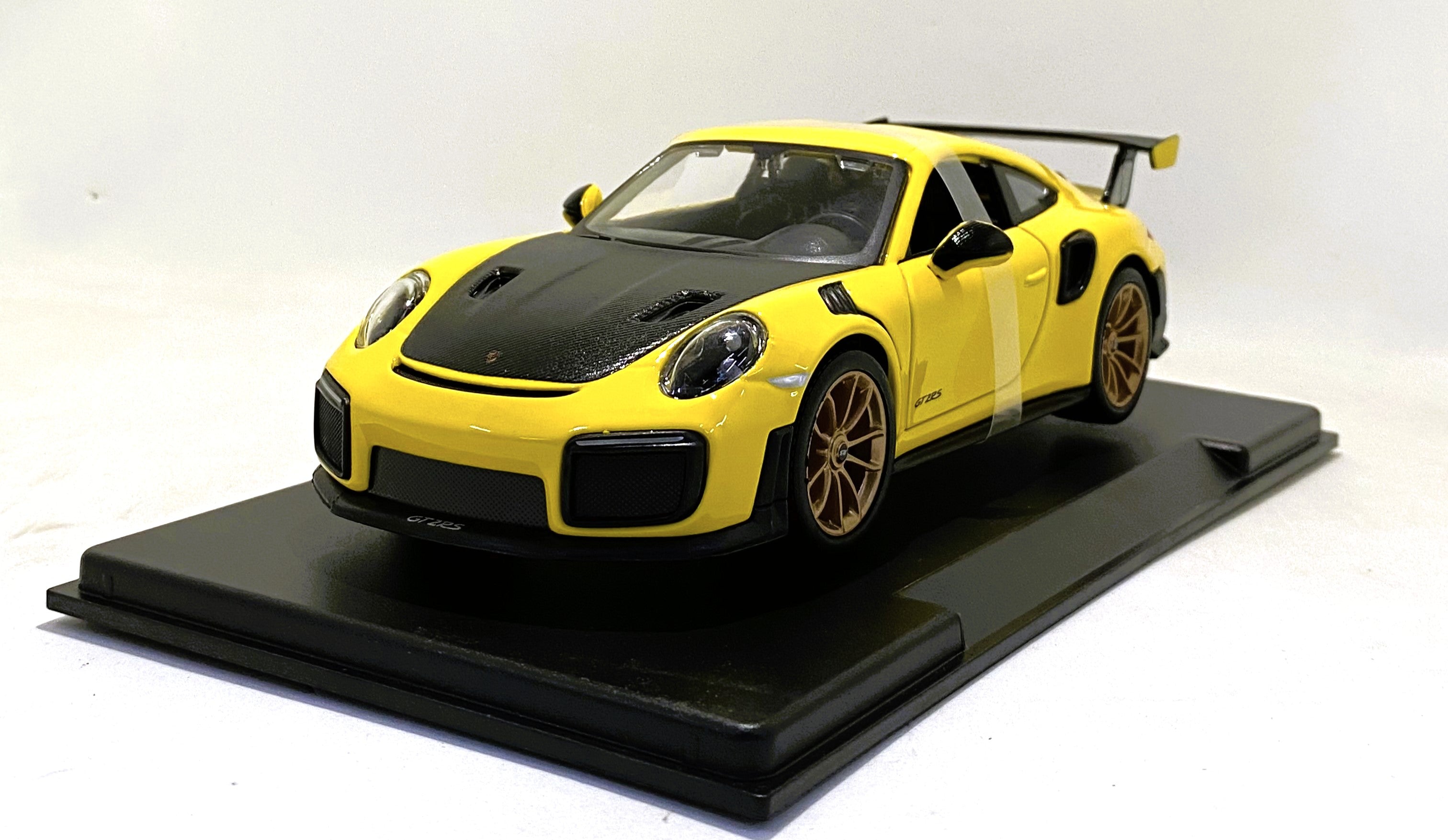 Maisto Porsche 911 GT2 RS 1/24 Yellow with acrylic case