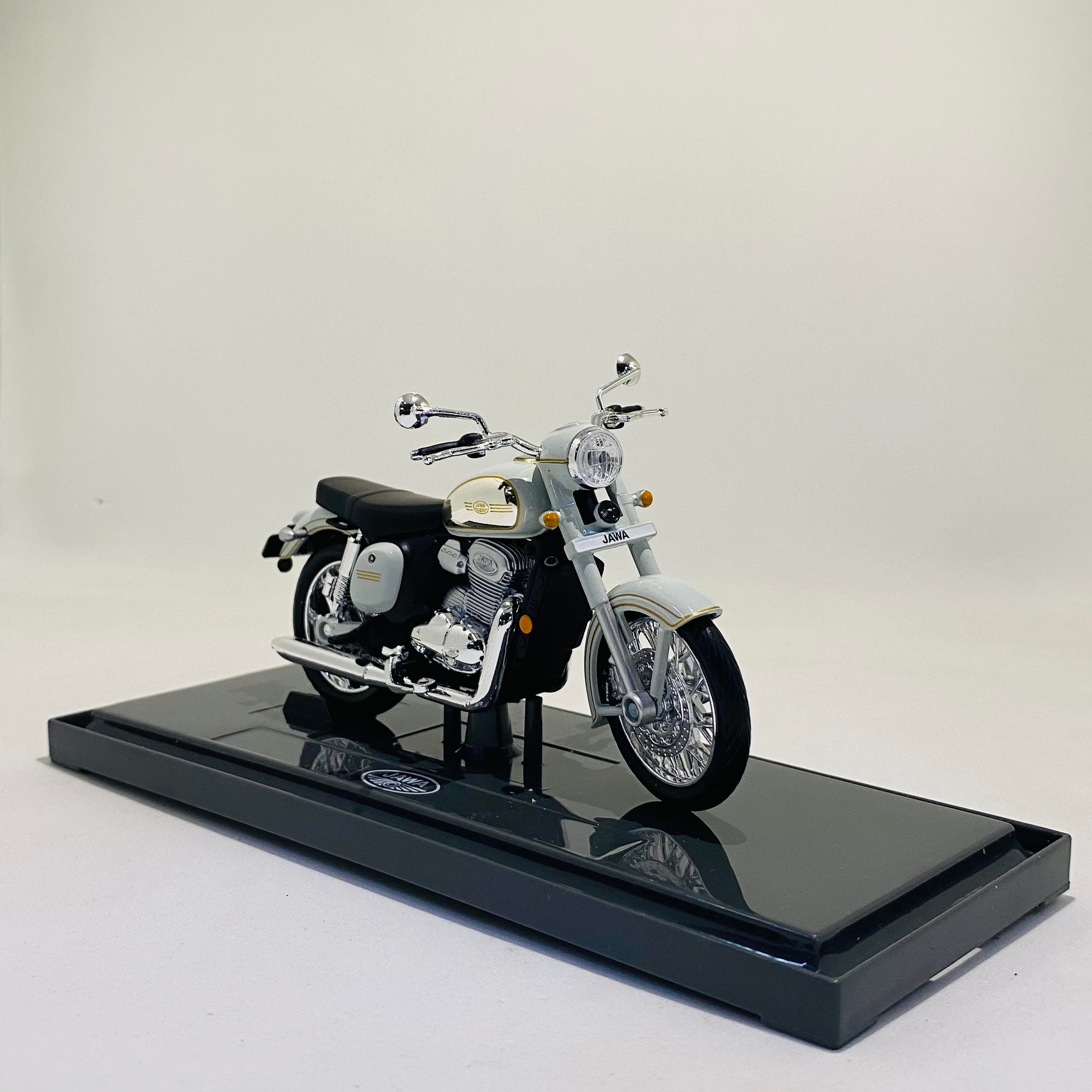 Jawa Classic 300 Grey Chrome scale miniature model bike 1/18