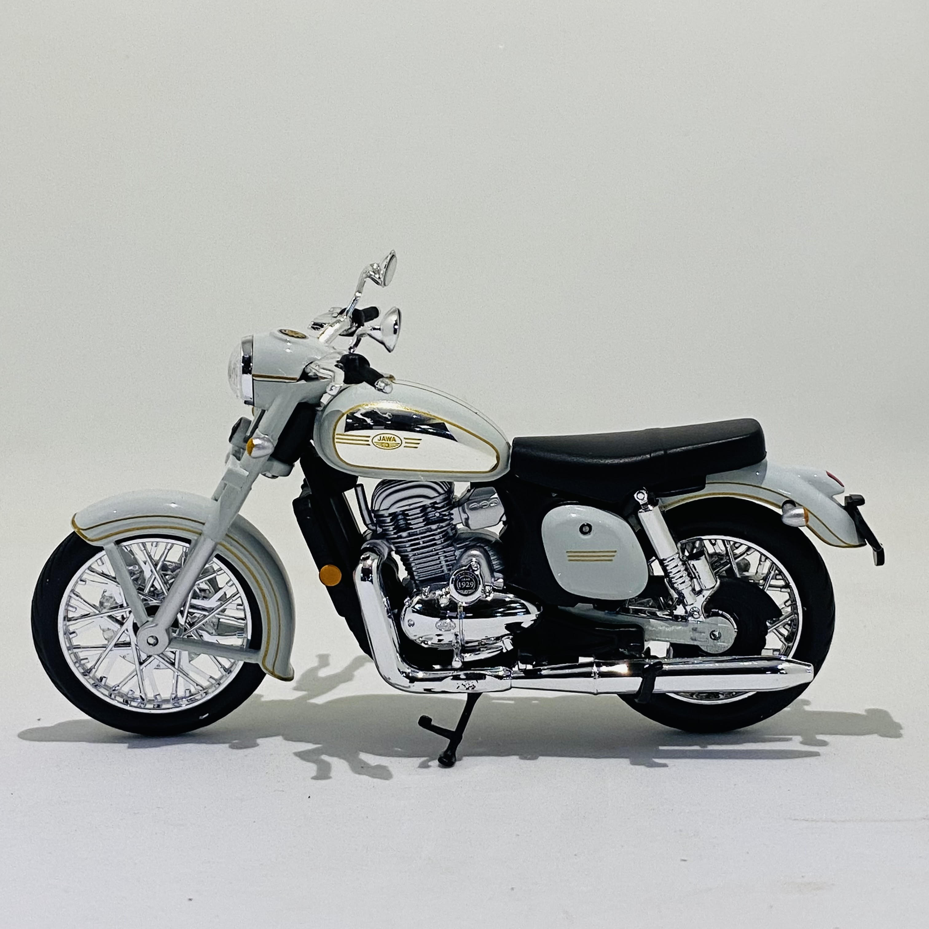 Jawa Classic 300 Grey Chrome scale miniature model bike 1/18