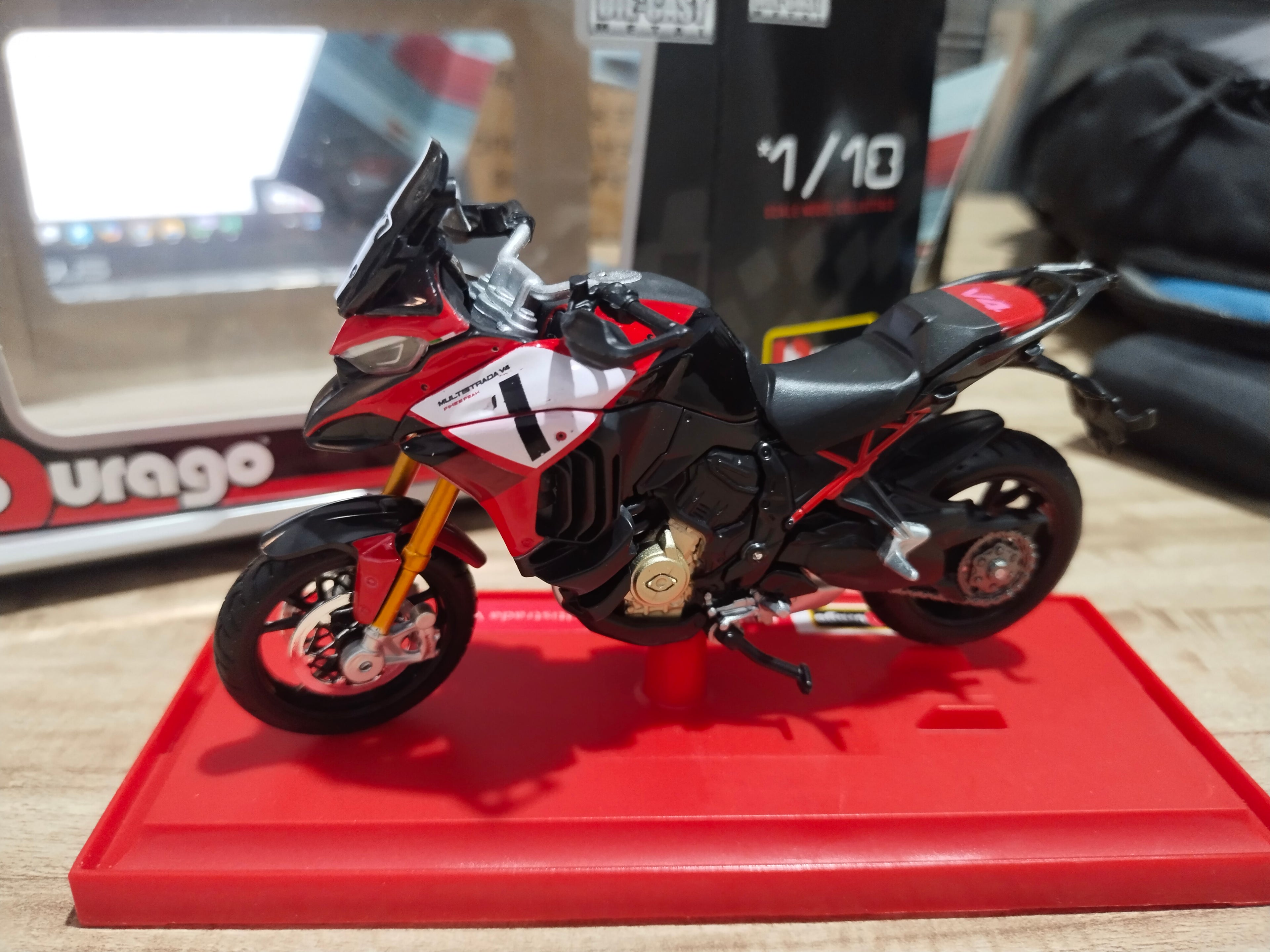 Bburago Ducati Multistrada V4 1/18