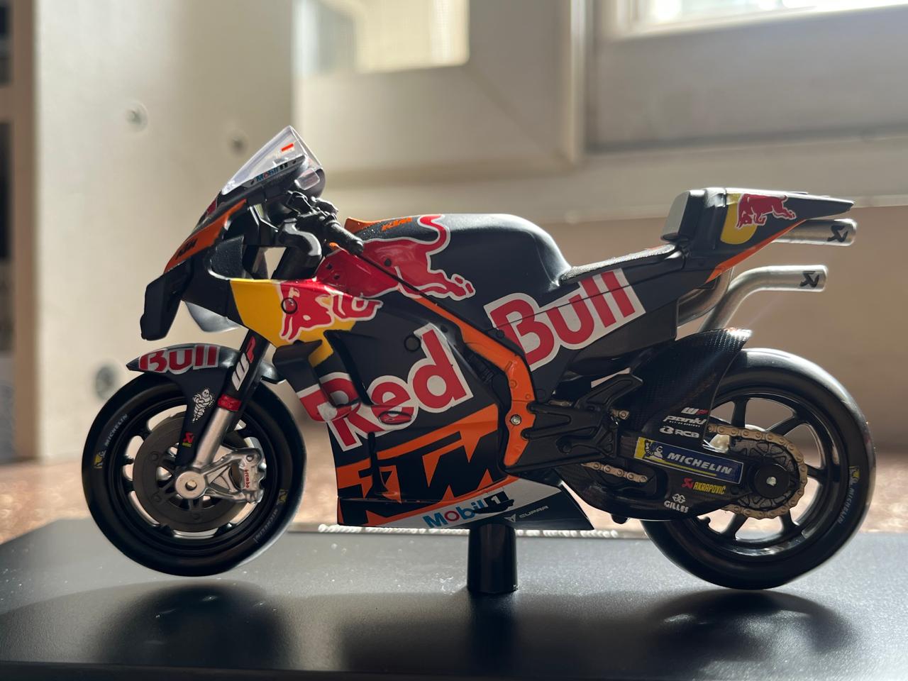 Maisto Red Bull KTM MotoGP Racing Team 2023 Bike 1/18