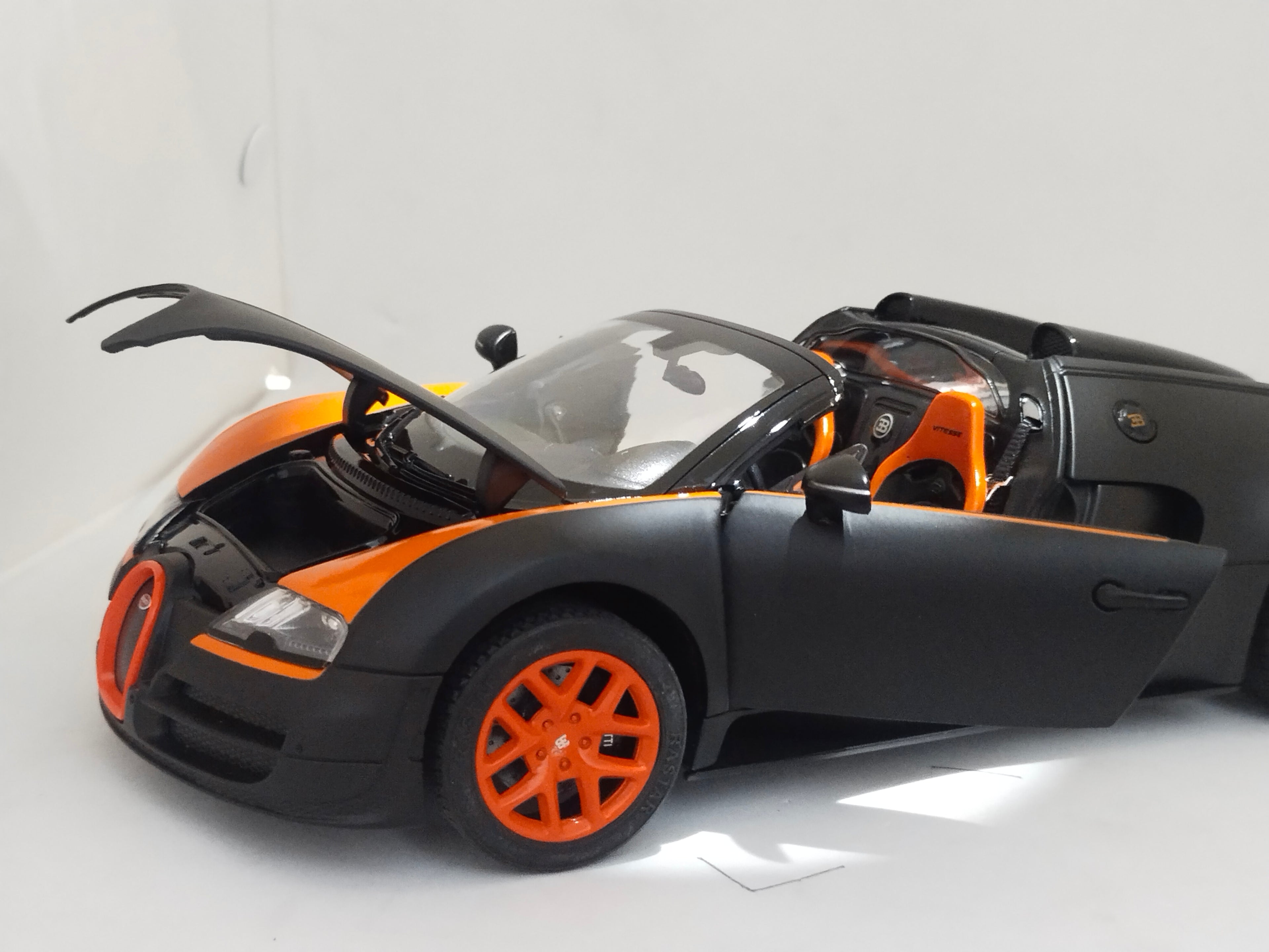Rastar Bugatti Veyron 16.4 Grand sport Vitesse diecast car 1/18 scale