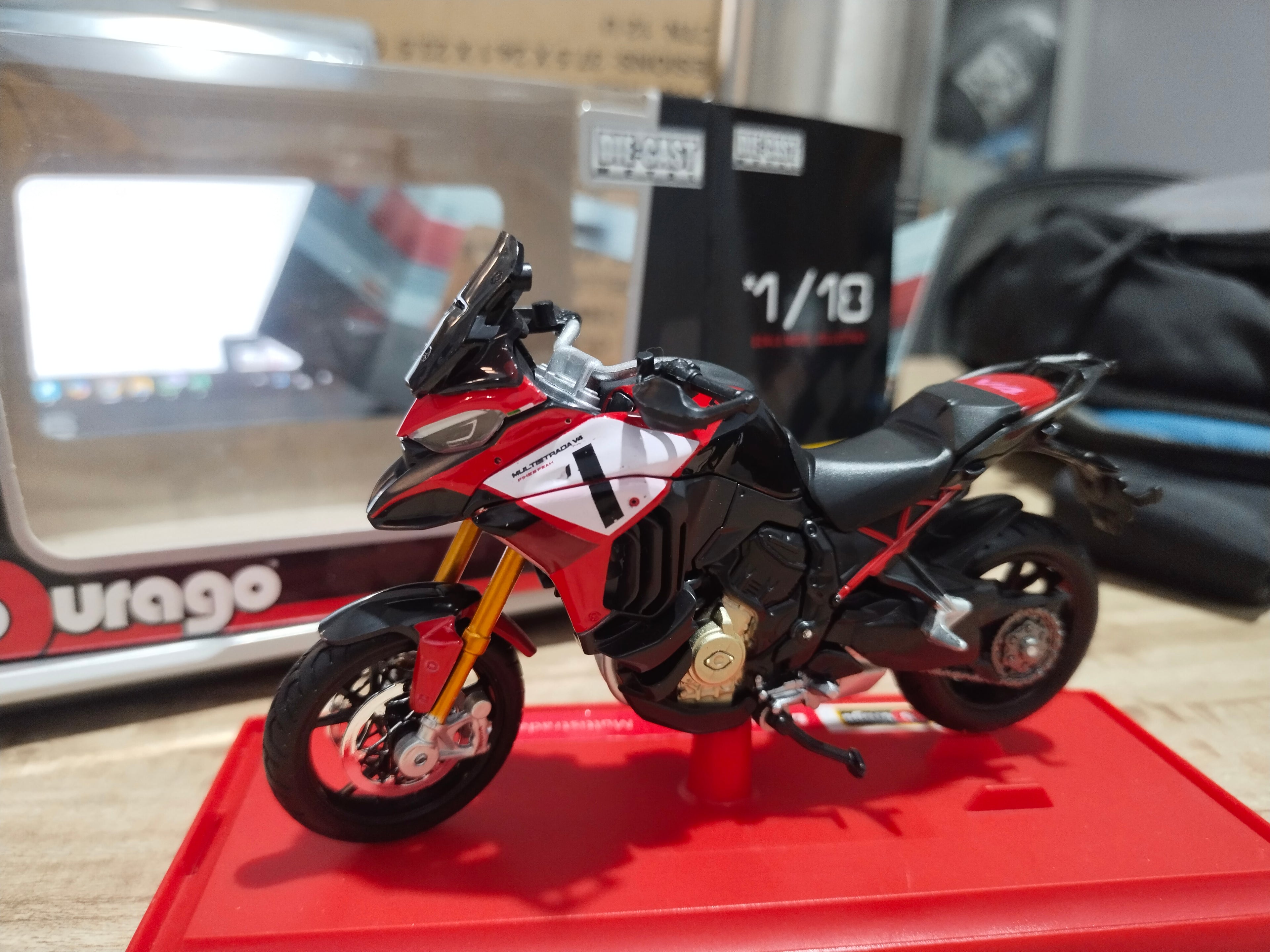 Bburago Ducati Multistrada V4 1/18