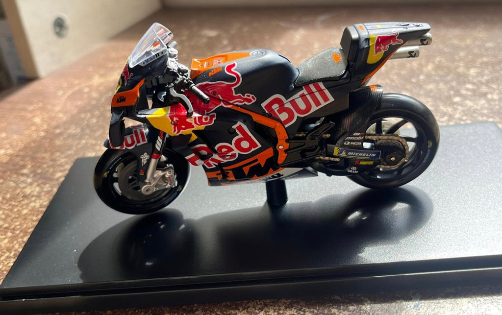 Maisto Red Bull KTM MotoGP Racing Team 2023 Bike 1/18