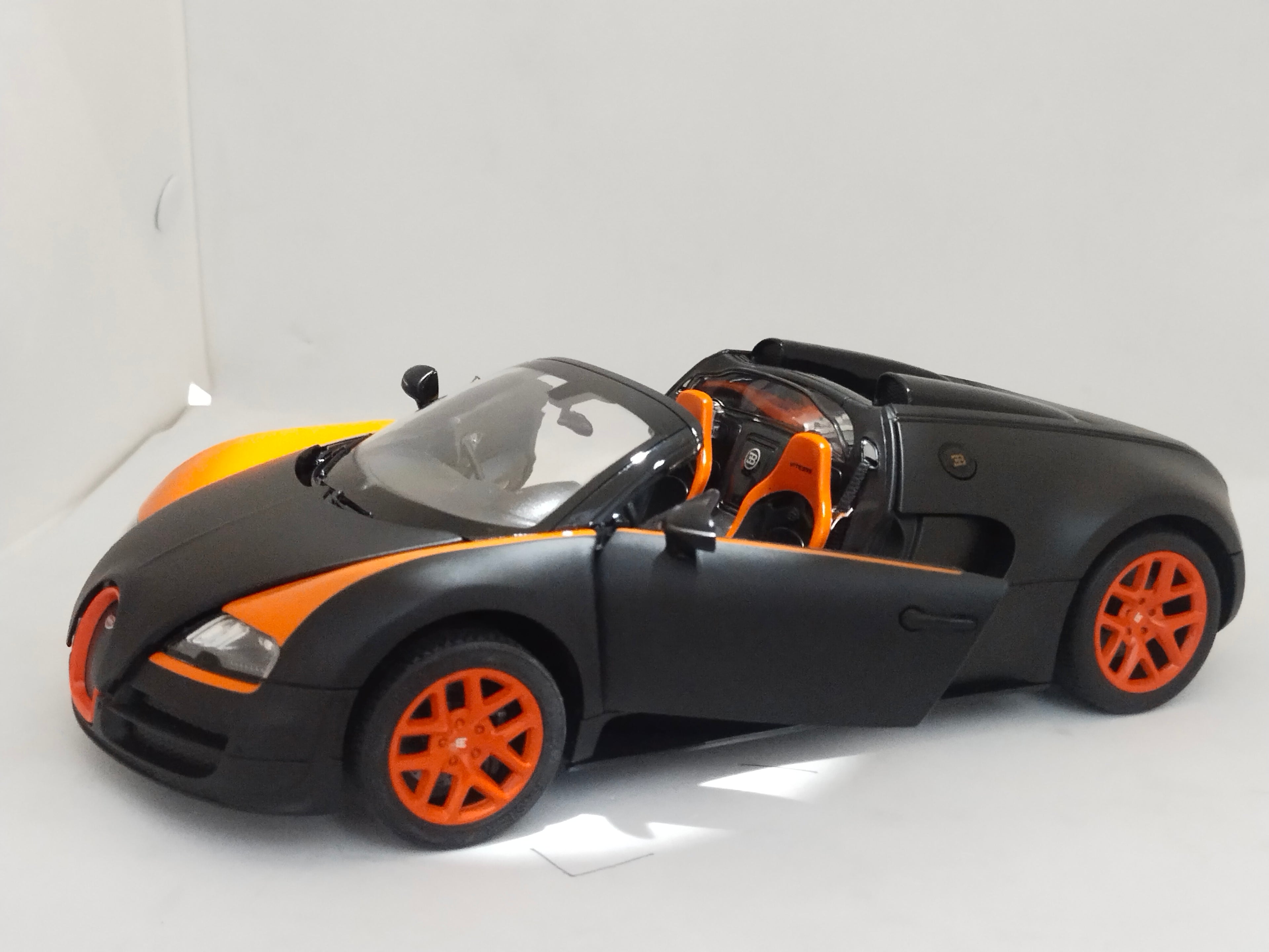 Rastar Bugatti Veyron 16.4 Grand sport Vitesse diecast car 1/18 scale
