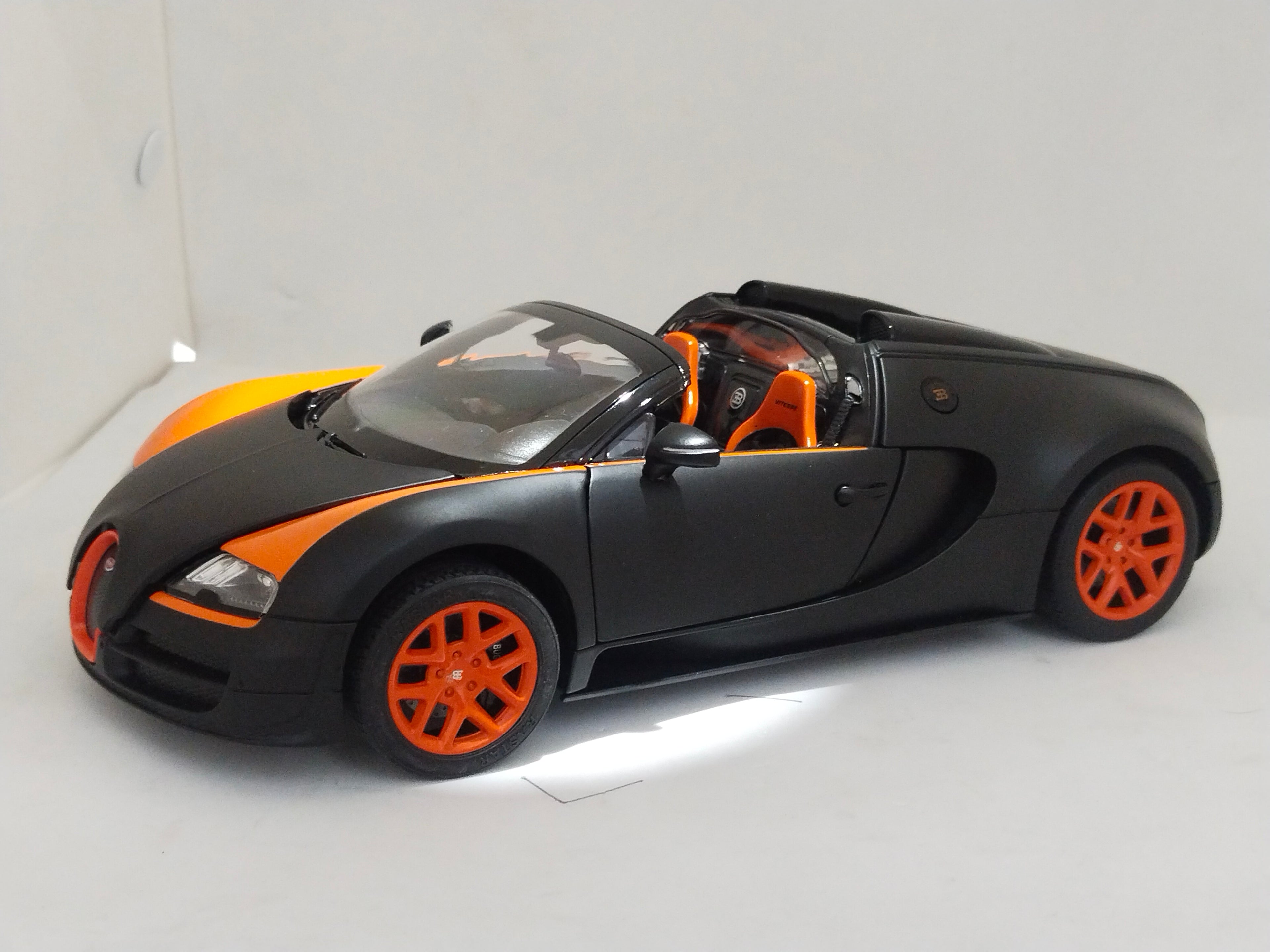 Rastar Bugatti Veyron 16.4 Grand sport Vitesse diecast car 1/18 scale