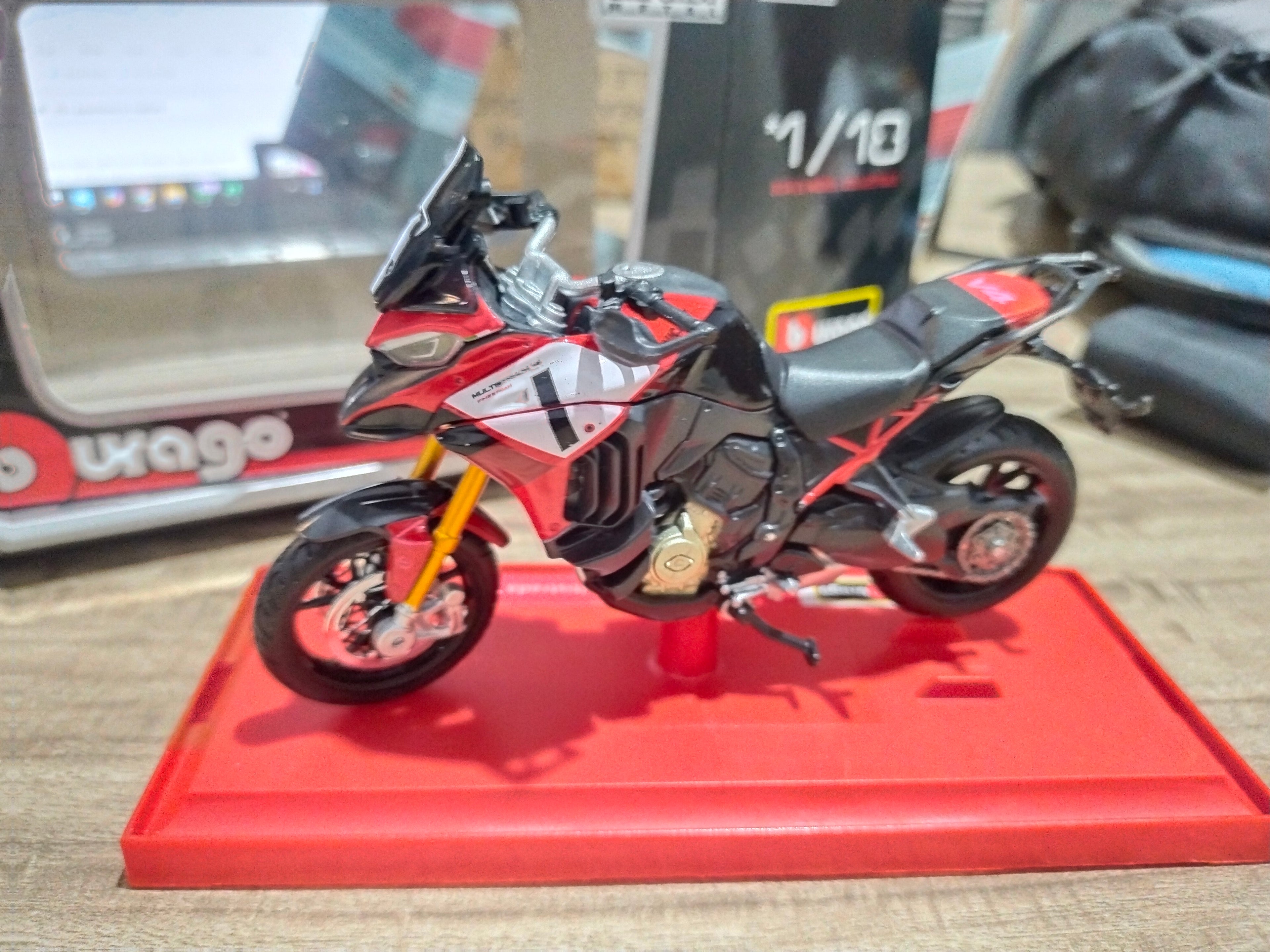 Bburago Ducati Multistrada V4 1/18