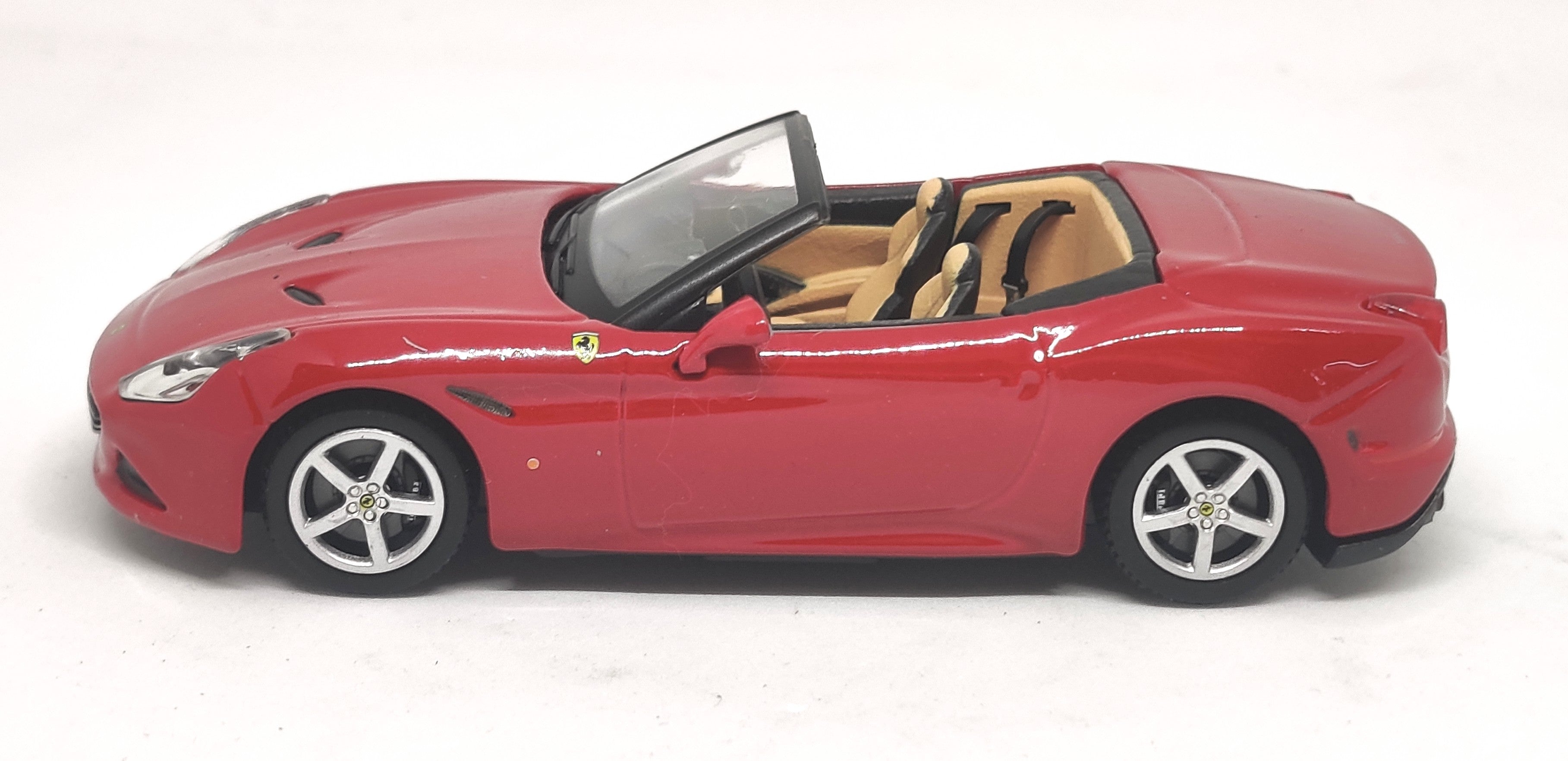 Bburago Ferrari California T Signature Edition Red 1/43